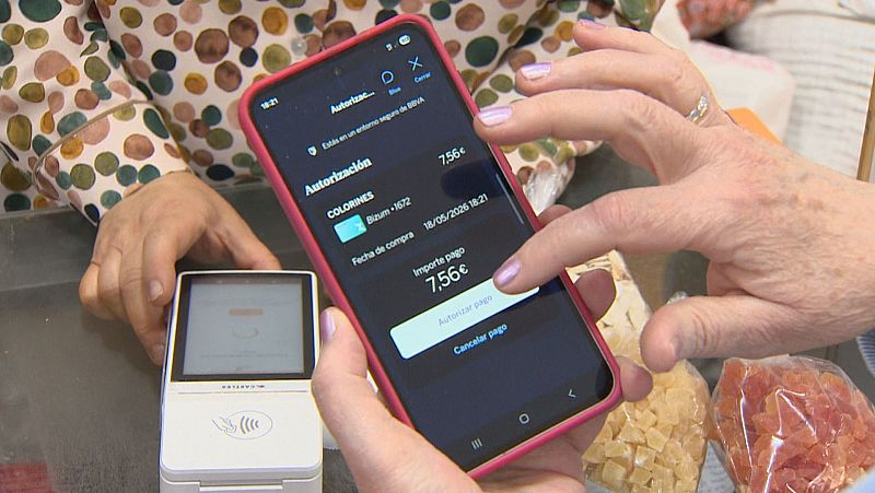 Els comerços celebren els pagaments amb Bizum a l'espera si hi ha comissions