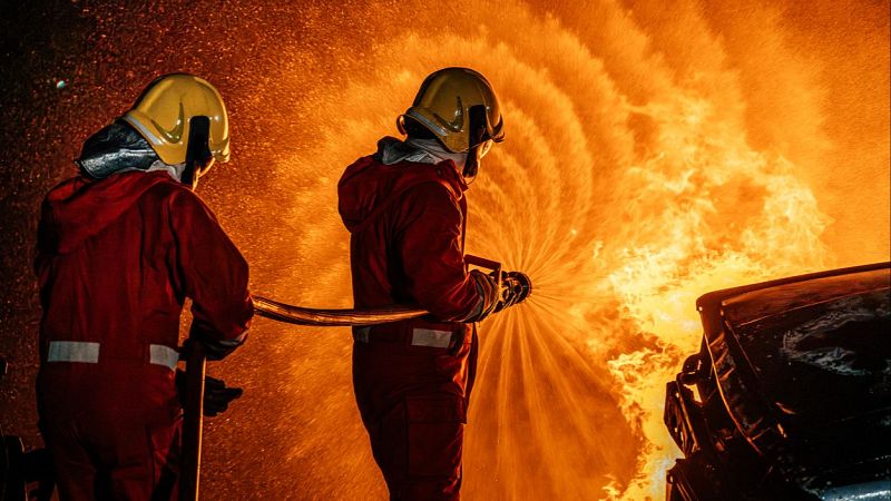 Fin de mes - ¿Qué ha pasado con las condiciones de los bomberos forestales? - Escuchar ahora