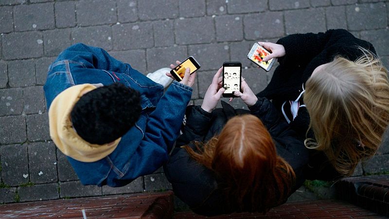 Les xarxes socials i el risc de les autolesions entre adolescents - De nit | Escoltar