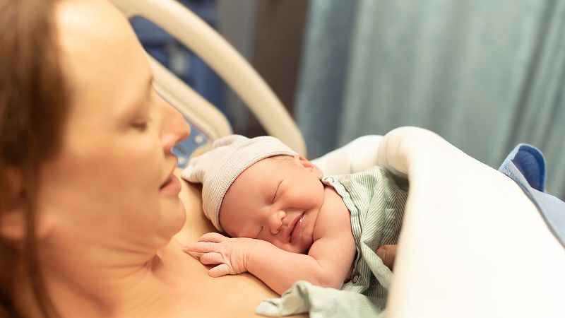 Afrontar la maternidad en el extranjero - Marca España | Escuchar