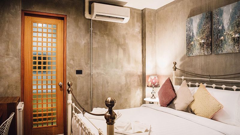 XAVIFÒRNIA - Les Rajades del Franquesa: noms estranys d'hotels, interruptors a Cancún i cortines esgarrifoses - Xavifòrnia | Escoltar