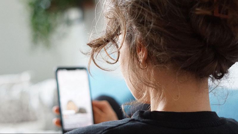 Autopercepció de la imatge de les dones en els nous entorns digitals - De nit | Escoltar