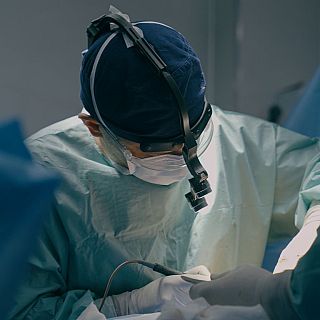 Una intervenció pionera a Europa feta per l’equip de BCNatal: un fetus de només 700 grams afectat de gastròsquisi