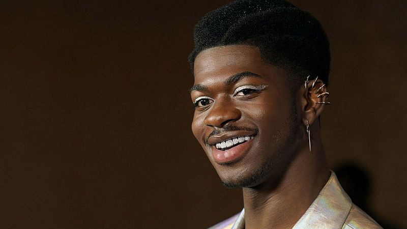 JPelirrojo, con botas y sombrero para escuchar “Old Town Road”, de Lil Nas X - escuchar ahora