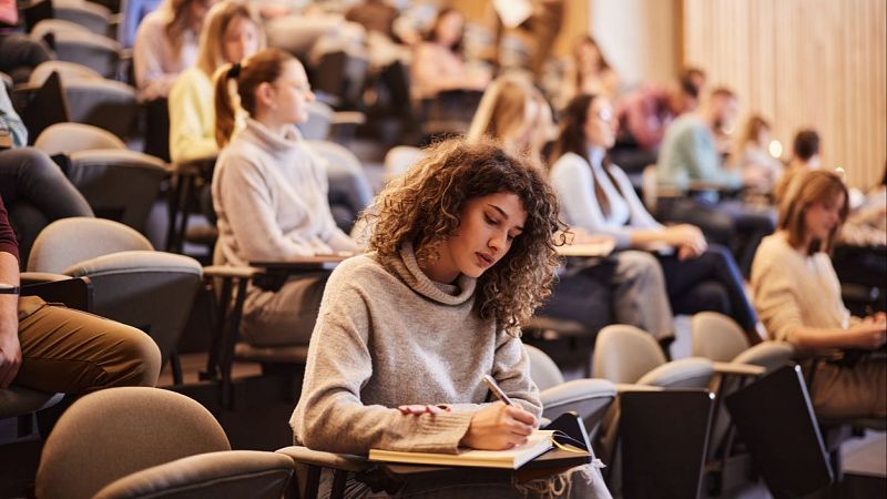 Fin de mes - Las carreras que más empleo aseguran - Escuchar ahora
