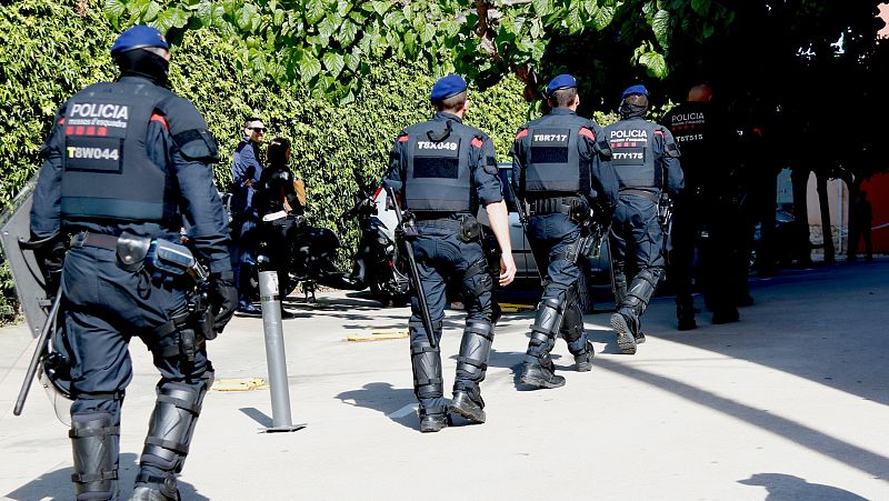 L'Entrellat - El desnonament d'una fam�lia amb quarte menors a Matar� i tert�lia amb Basha Changue, Llu�s Quevedo i Vicen� Sanclemente - L'Entrellat | Escoltar