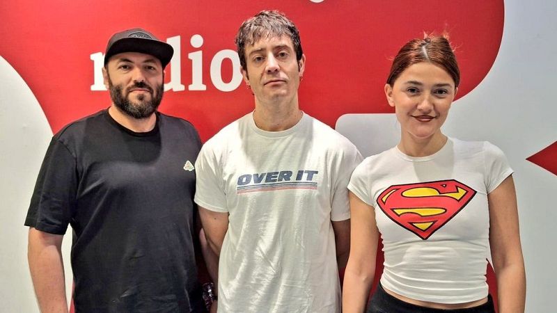 Hoy Empieza Todo - Entrevista: `¿Por qué me miráis así?´ de La La Love You - Hoy empieza todo | Escuchar