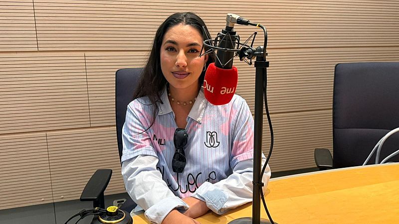 Duende, bachata, sensibilidad y juego con María José Llergo - El último tren | Escuchar
