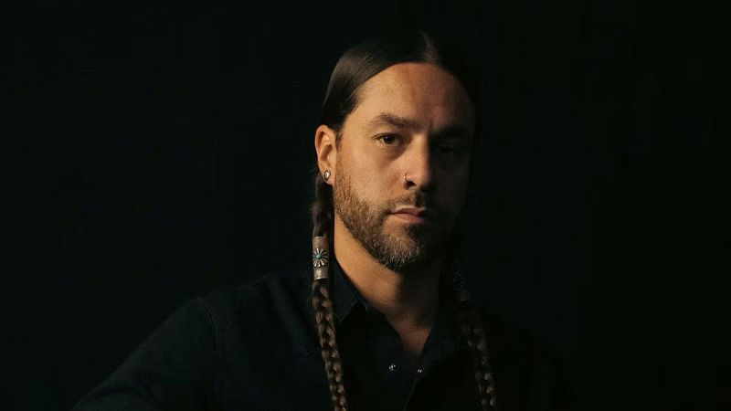Sin rodeos - Escuchen a Austin Vallejo, director musical de la banda de Kiefer Sutherland - 09/06/26 - Escuchar ahora