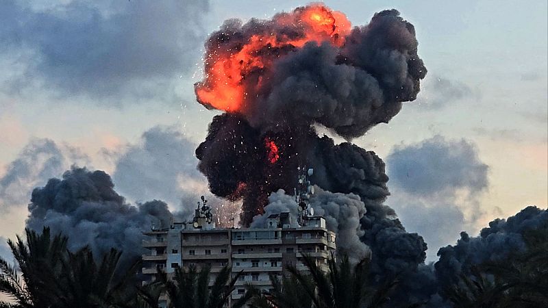 Crónica internacional - Tensión después de que Israel e Irán volvieran a enfrentarse abiertamente ayer, como si no hubiera alto el fuego - Escuchar ahora