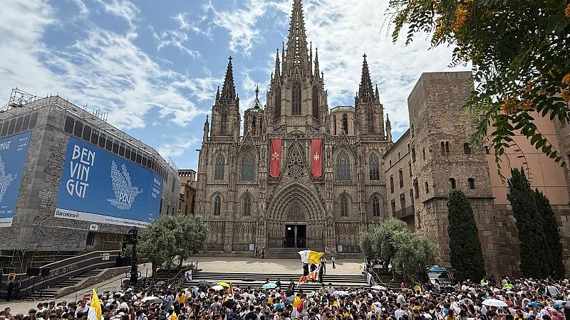 Milers de fidels i curiosos s'apleguen a les portes de la Catedral per saludar el papa | Maria Huguet
