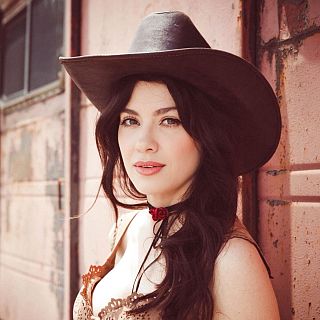 Alicia Blue canta a su herencia obrera con influencias de country clásico y mariachi