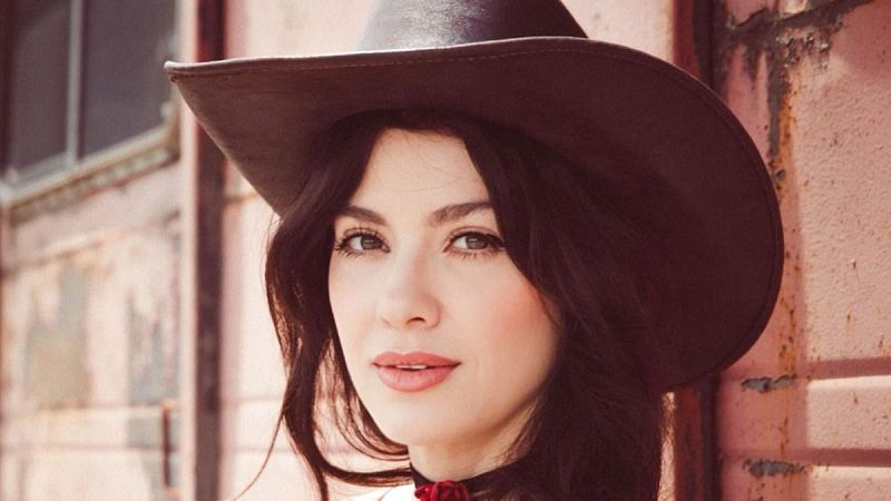 Sin rodeos - Alicia Blue canta a su herencia obrera con influencias de country clásico y mariachi - Escuchar ahora