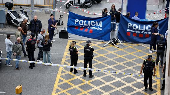 Els Mossos investiguen la mort d'un home per arma de foc al carrer Balmes de Barcelona