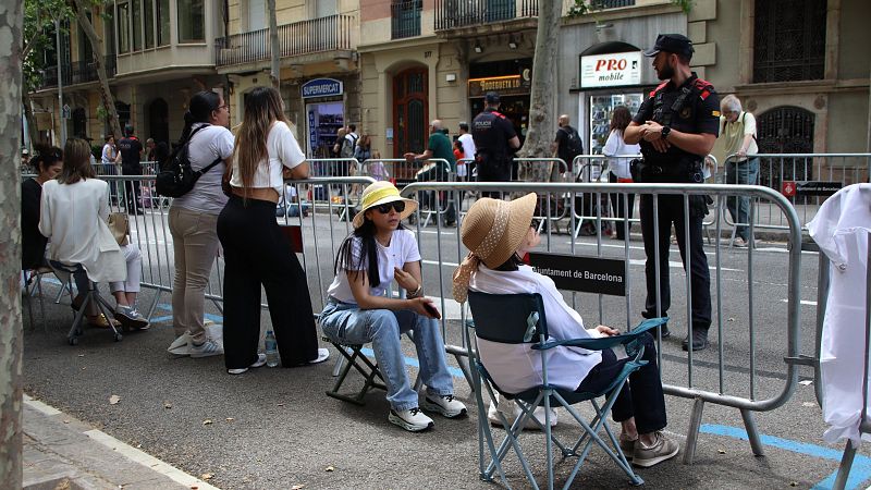 L'Entrellat - Connexions des de Sardenya i la Sagrada Fam�lia pr�vies a l'arribada del Papa, l'impacte econ�mic de la seva visita i el boom de les terrasses per veure al pont�fex - L'Entrellat | Escoltar