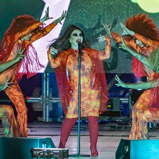 Celebramos el cumplea�os de Alaska con un karaoke callejero