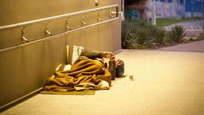 El Pla B - Albert Sales: "A la ciutat de Barcelona hi ha m�s de 2.000 persones vivint al carrer" - El pla B | Escoltar