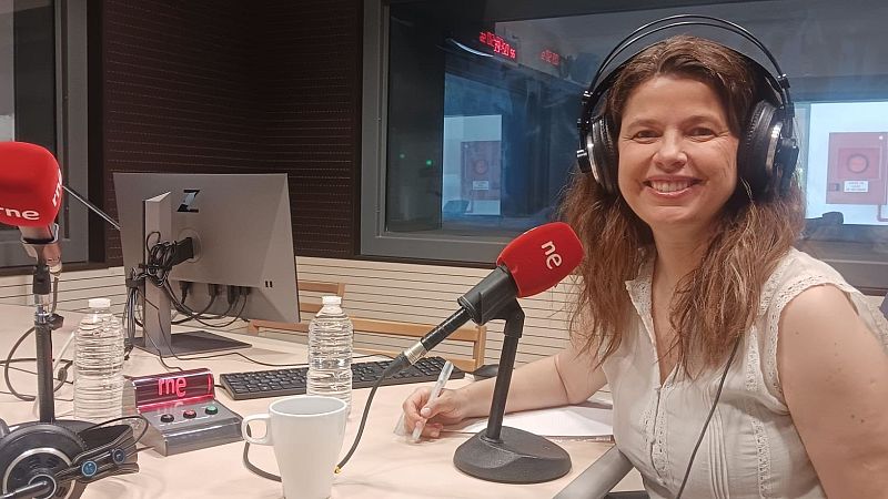 No es un día cualquiera - Dialenguando con Lola Pons: la letra P | Escuchar