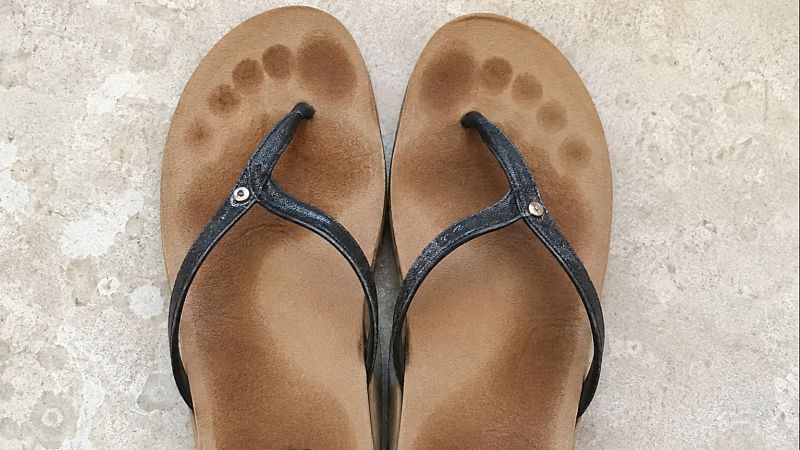 El mat� de R�dio 4 - Marta Tips: El truc per eliminar les taques negres de suor de les sand�lies - El mat� de R�dio 4 | Escoltar