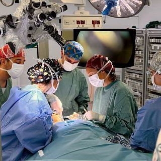 Cirurgia contra l'Alzheimer a Catalunya: nova tècnica pionera per aturar la malaltia
