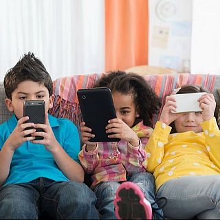 Mapaternitats amb Alba Carreres: infants, pantalles i el seu ús a les escoles