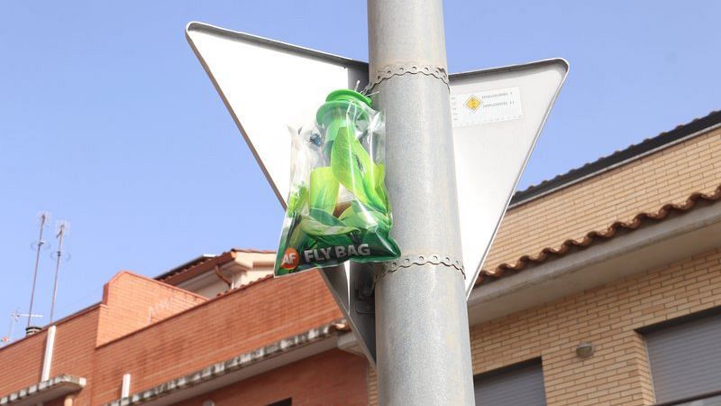 El mat� de R�dio 4 -  Una plaga de mosques fa la vida impossible als ve�ns d'Hostalric: bars, comer�os i empreses tancades - El mat� de R�dio 4 | Escoltar