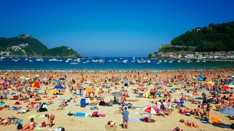 Fin de mes - El calor aprieta y el sector turístico también - Escuchar ahora