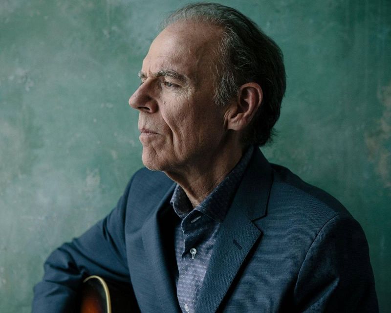Sin Rodeos - John Hiatt se despide en acústico de los conciertos en Europa  - 26/06/26 - Escuchar ahora