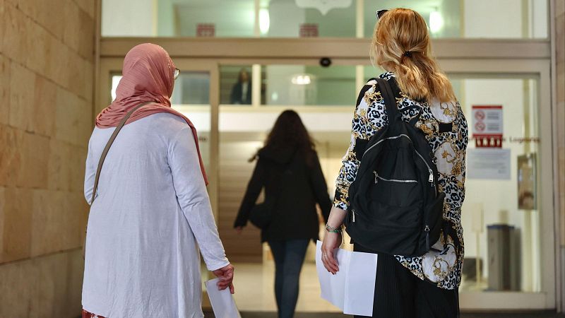Las trabas de la regularización que cierran puertas - RNE Granada | Escuchar