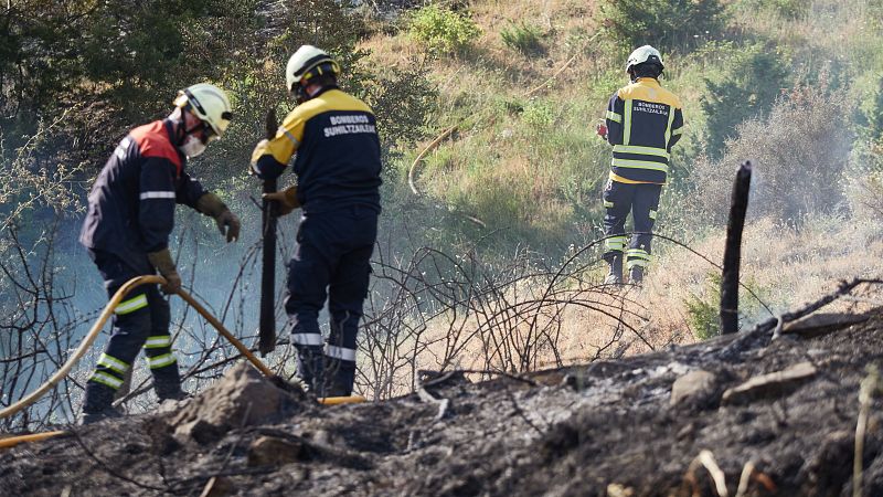 Protesta de bomberos forestales ante el Ministerio de trabajo - Las mañanas de RNE | Escuchar