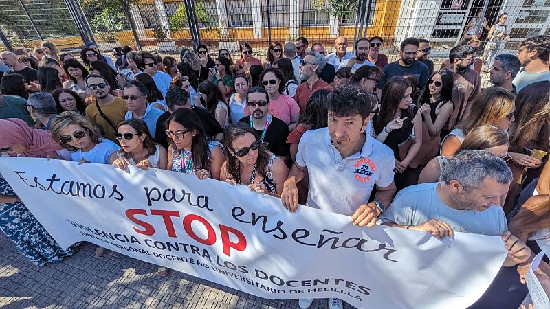 Docentes se concentran en Melilla contra las agresiones a profesores | Escuchar