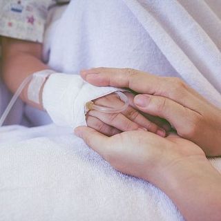 Las 'leonas' que acompañan menores ingresados en el hospital