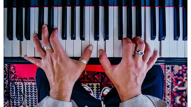 Le pianiste Pierre Bauzerand présente 'Serenity' à Madrid - Émission en français | Escuchar