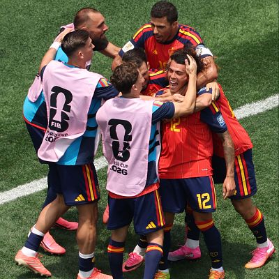 Oyarzabal y Porro, goles que meten a España en octavos - La hinchada | Escuchar