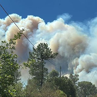 Òscar Aparicio, alcalde de la Bisbal d'Empordà: "L'incendi obliga a confinar una casa de colònies i la tramuntana complica el control de les flames"