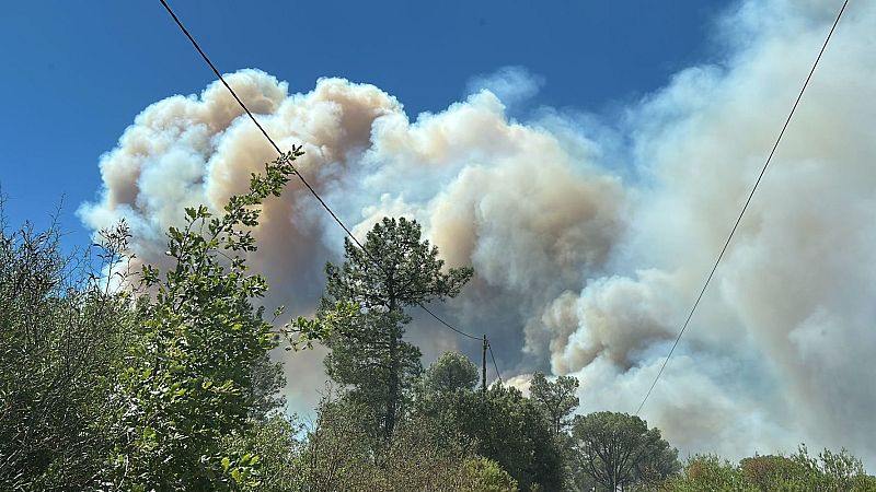 El mat� de R�dio 4 - �scar Aparicio, alcalde de la Bisbal d'Empord�: "L'incendi obliga a confinar una casa de col�nies i la tramuntana complica el control de les flames" - El mat� de R�dio 4 | Escoltar
