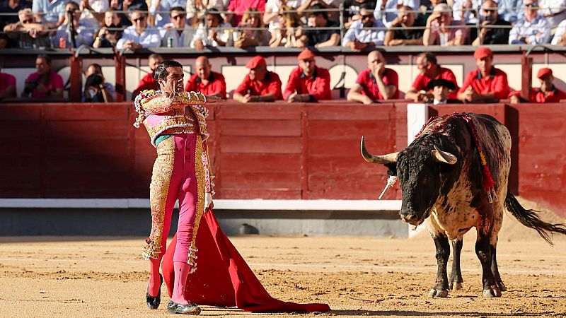 Entrevista a Emilio de Justo, Feria de Burgos y Entrevista a Esther Hernanz, madre de Víctor Barrio en el décimo aniversario de su muerte en Teruel - Clarín | Escuchar