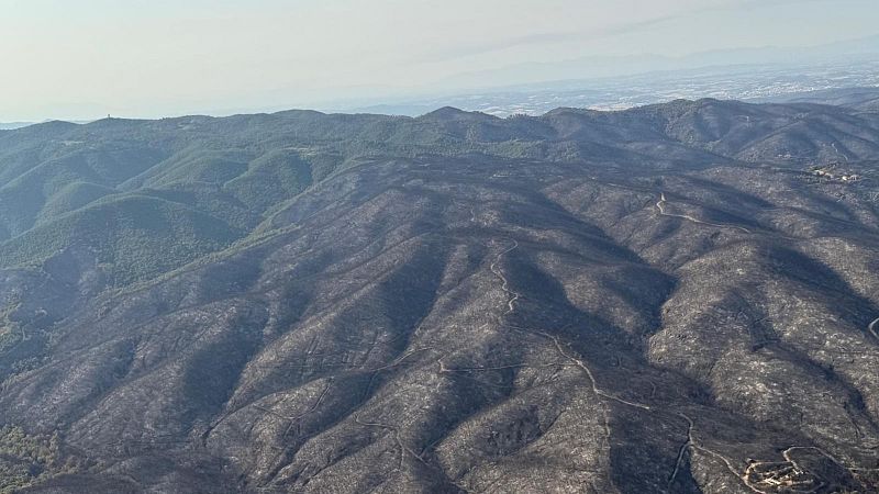 L'incendi de les Gavarres crema 2.200 hectàrees i continua sota vigilància