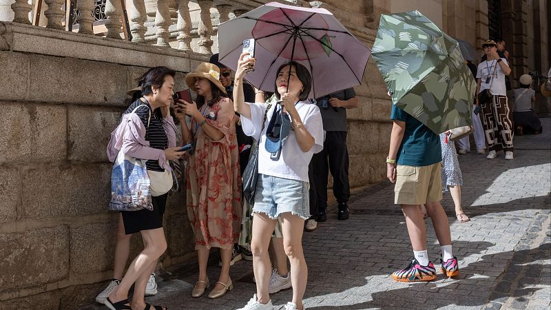 Los turistas se enfrentan a la ola de calor en Toledo - Castilla-La Mancha Informativos | Escuchar