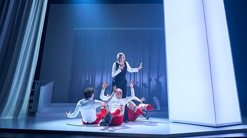 L'Entrellat - �ltima hora dels incendis des de Sentmenat - La m�gia dels assajos amb la Brondo - Albert Mart� i les �ltimes propostes teatrals de la temporada - L'Entrellat | Escoltar