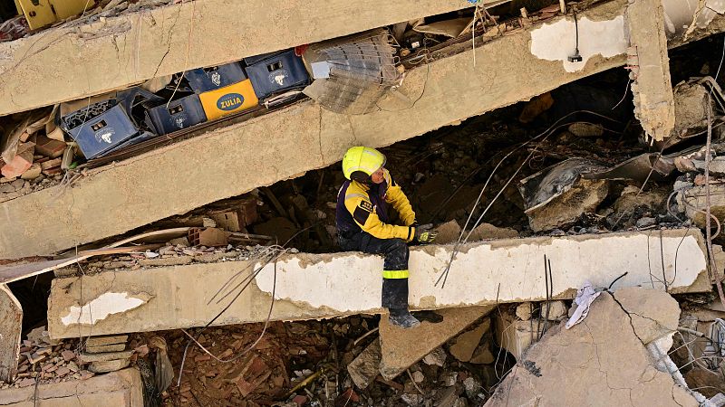 Khatara, una niña superviviente del doble terremoto de Venezuela - Cinco continentes | Escuchar