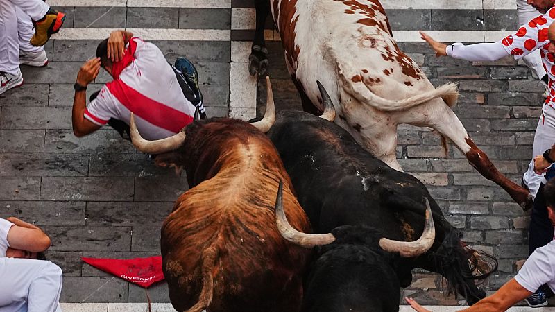 AUDIO | Muchas caídas y bastante agilidad en el tercer encierro de Sanfermines con los toros de Victoriano del Río - Sanfermines en RNE | Escuchar