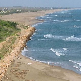 Griegos, romanos, monjes... Rosas es historia y playas