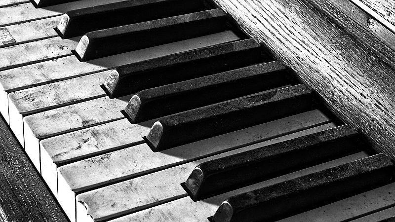 Piano, casi siempre solo - Música para aeropuertos - 09/07/2026 - escuchar ahora