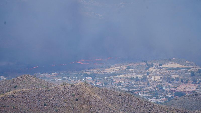 L'Entrellat - Incendi a Los Gallardos - La pressi� tur�stica a l'entorn de Sagrada Fam�lia - Tert�lia televisiva amb Carolina Ferre, Llachus i Gorka Rodr�guez - L'Entrellat | Escoltar