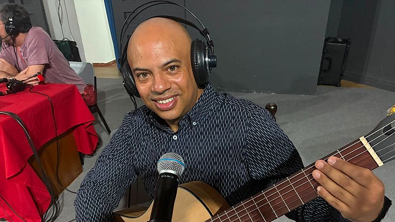 No es un día cualquiera - Carlo Ayhllón en directo | Escuchar