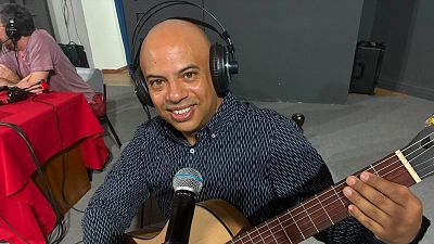 Carlo Ayhll�n en directo