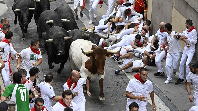 AUDIO | La bravura de los miura firma un encierro sorprendente e intenso - Sanfermines en RNE | Escuchar