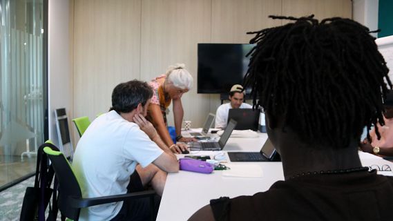 Traves al padró: molts municipis dificulten l'empadronament de persones migrants