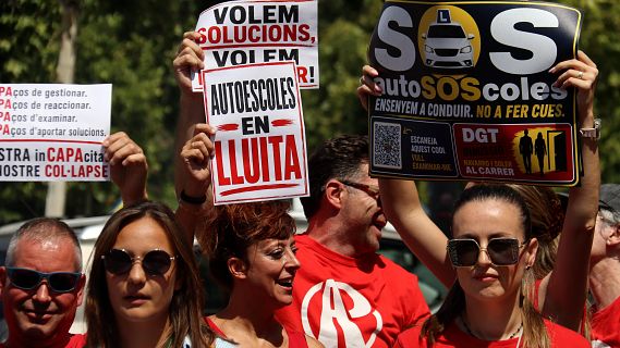 Les autoescoles exigeixen més examinadors davant la DGT de Lleida